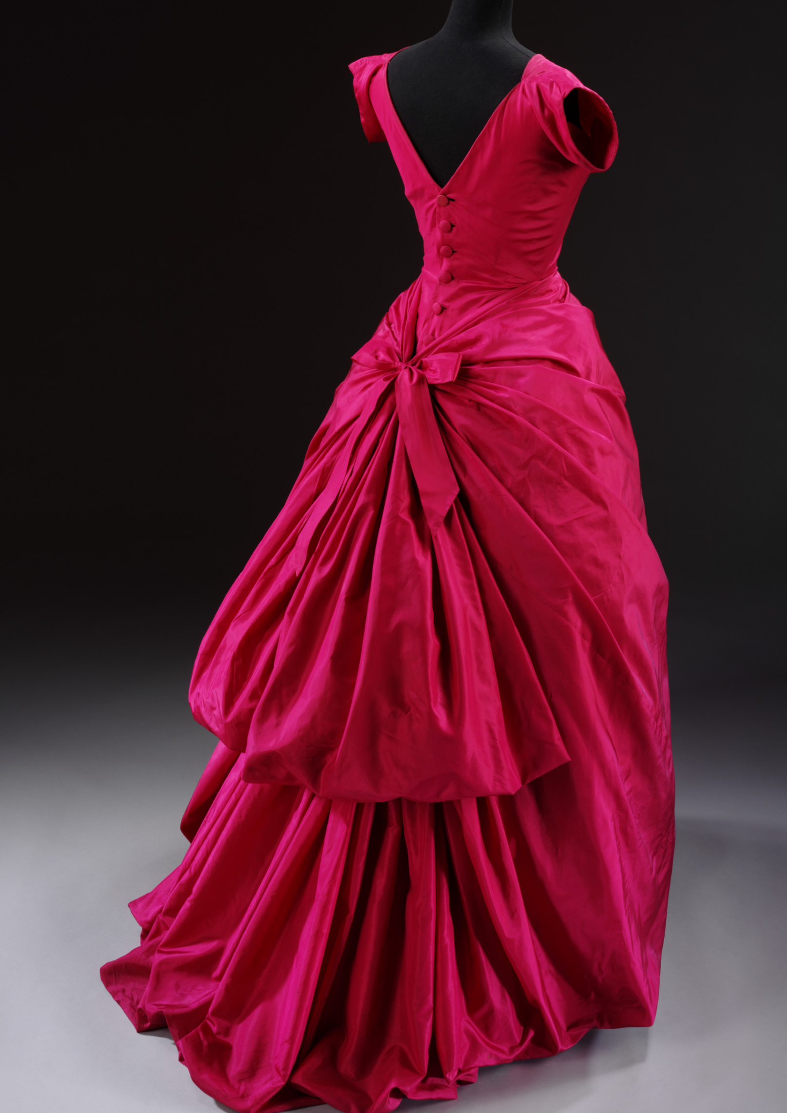 Silk taffeta evening dress, Cristóbal Balenciaga, Paris, 1955 - © Victoria and Albert Museum, London