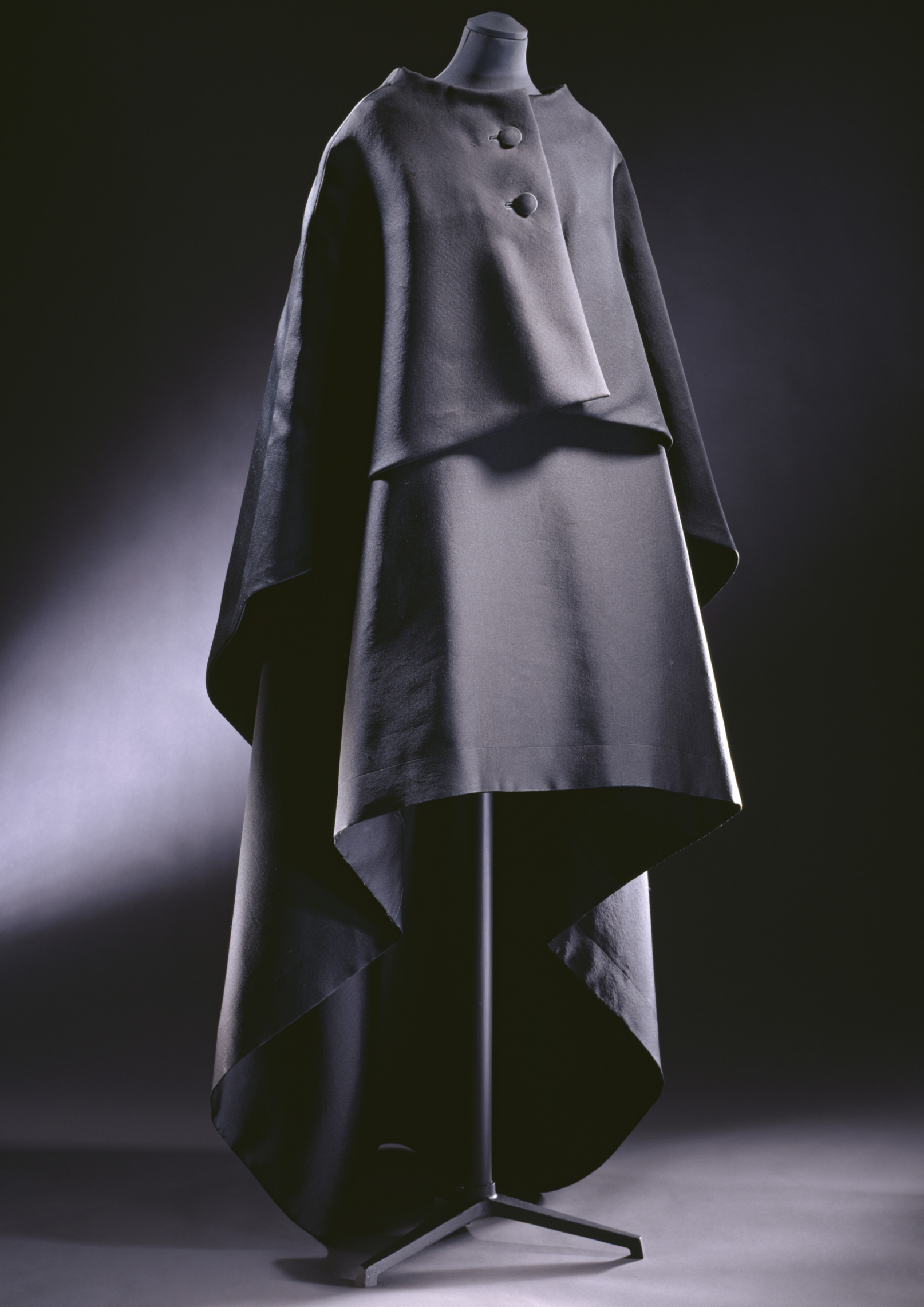 Evening gown and cape, Cristóbal Balenciaga, Paris, 1967 - © Victoria and Albert Museum, London