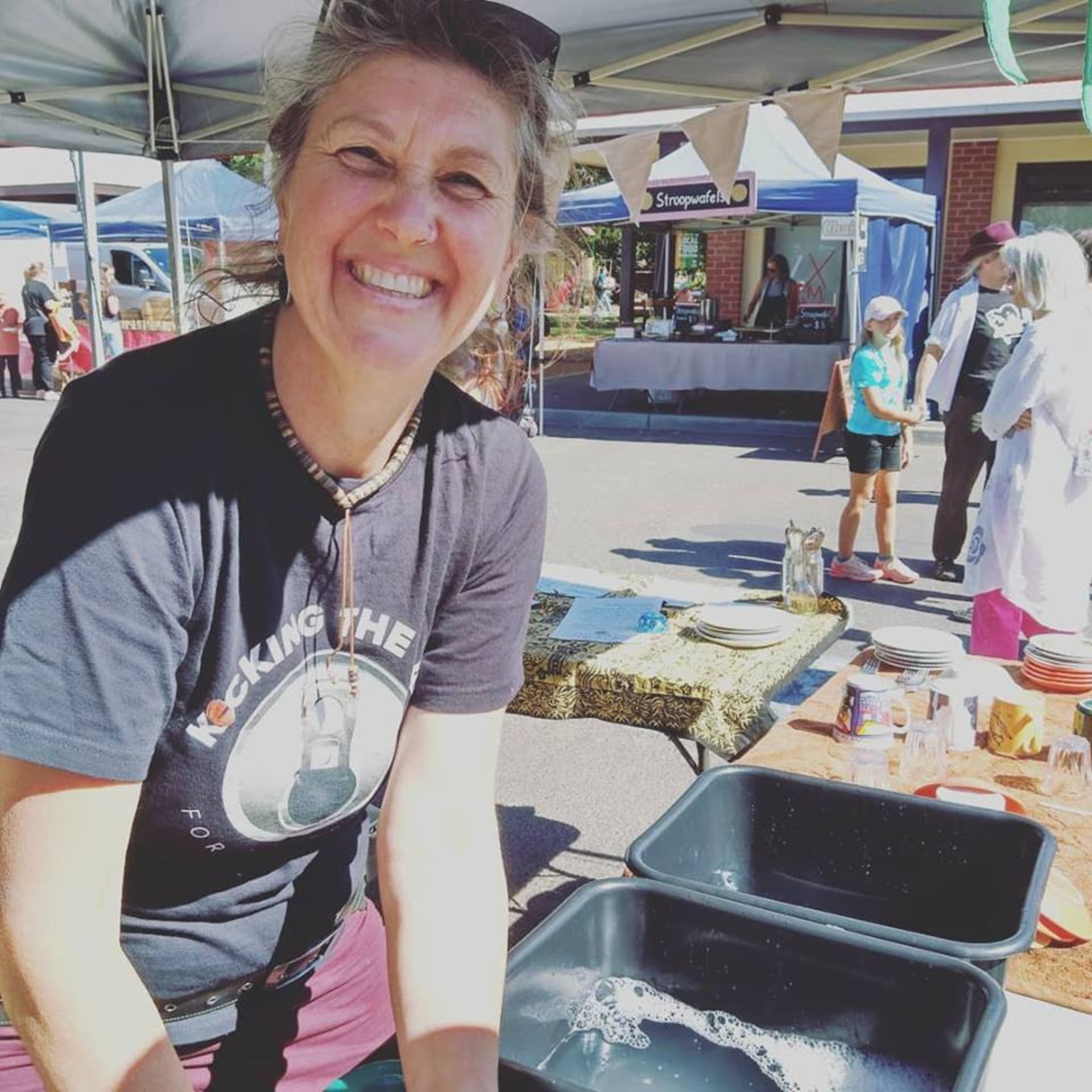 Local sustainability group washes dishes to reduce waste at Castlemaine Farmers' Market